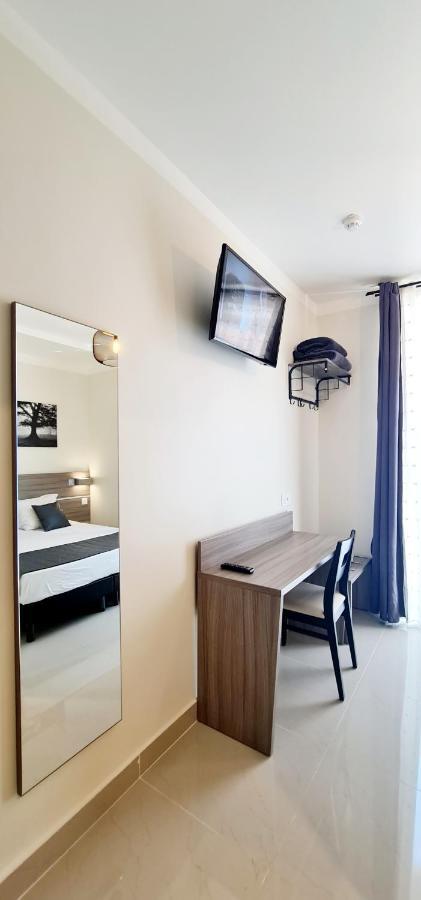 Esperance Hotel *